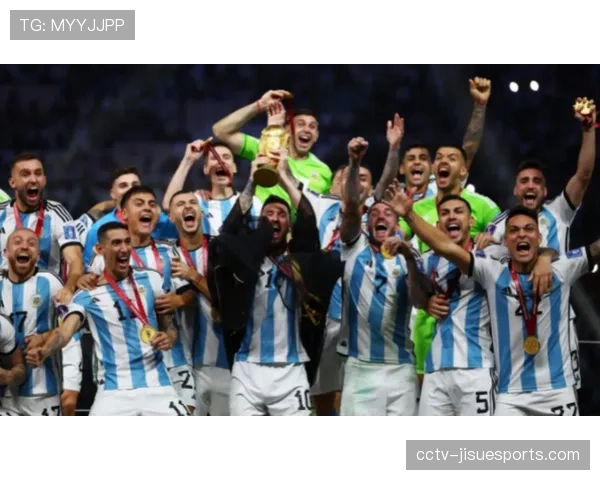 从更衣室到领奖台:记录阿根廷队夺冠后的90分钟 从更衣室到领奖台:记录阿根廷队夺冠后的90分钟