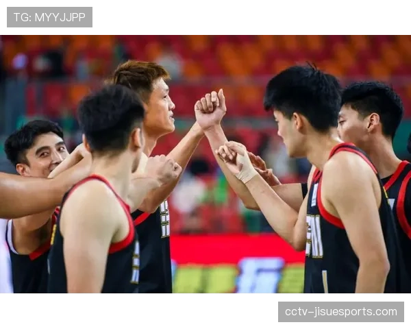 特写:争议判罚后,深圳马可波罗主帅郑永刚与技术统计台激烈交流 特写:争议判罚后,深圳马可波罗主帅郑永刚与技术统计台激烈交流